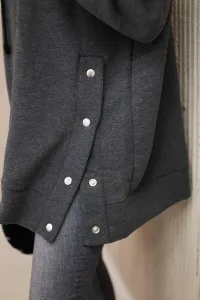 Insulated sweatshirt with grpahit press studs