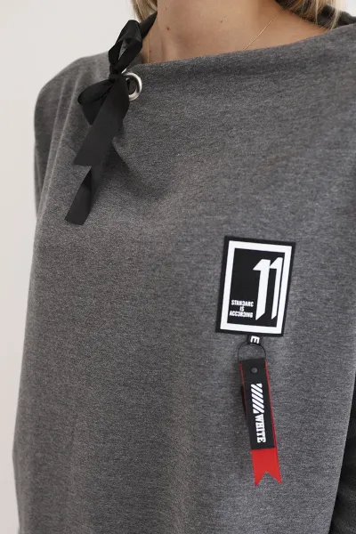 Oversized sweatshirt with asymmetrical graphite sides
