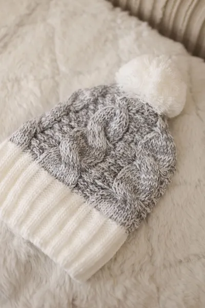 Kesi Čapica s fleece Paryż K213 biela + šedá
