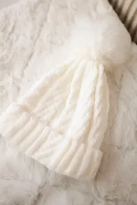 Kesi Čapica s fleece Warkocz K226 biely