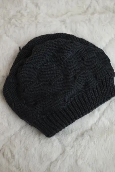 Kesi Dámska čiapka Nastia K373 čierna