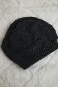 Kesi Dámska čiapka Nastia K373 čierna