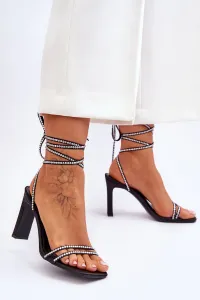 Boto Elegantné zviazané sandále s čiernymi kamienkami Nessy