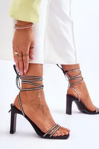 Boto Elegantné zviazané sandále s čiernymi kamienkami Nessy