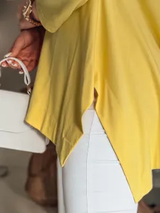 Žltá oversize blúzka s wisiorkom