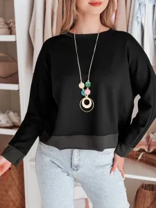 Čierna oversize blúzka s náhrdelníkom