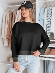 Čierna oversize blúzka s náhrdelníkom