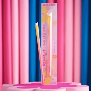 essence BRUSH IT LIKE IT'S ART eyeliner brush skosený štetec na očné tiene 01 Just Wing It Like It's Art 1 ks