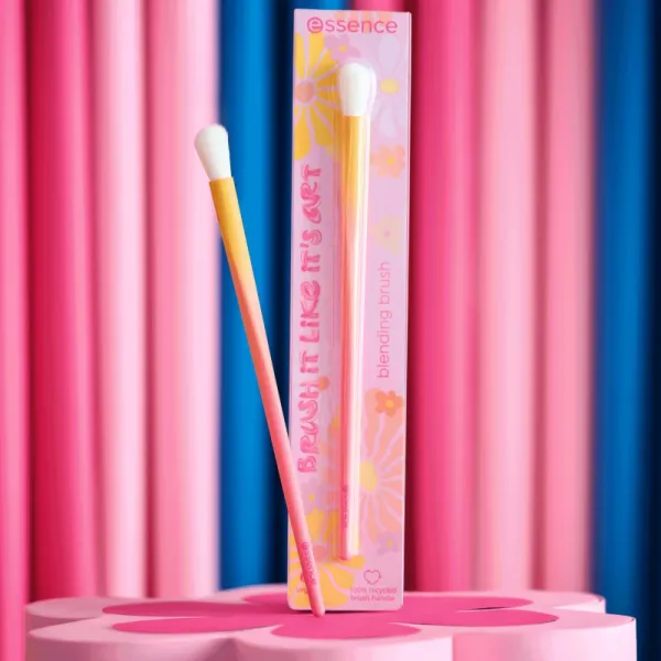 essence BRUSH IT LIKE IT'S ART blending brush štetec na blending 01 Blending Is Like Cardio For Artists 1 ks
