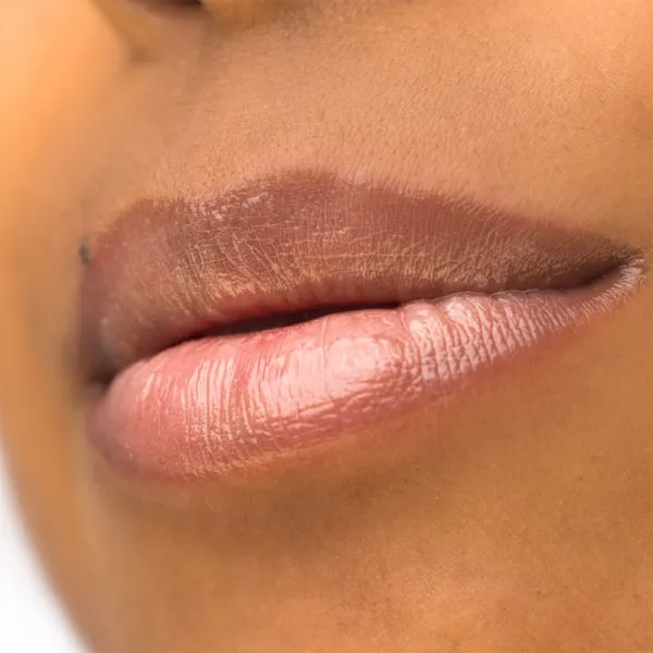 theBalm Plump Your Pucker Lip Gloss lesk na pery pre väčší objem odtieň Howdy Honey 2.7 ml