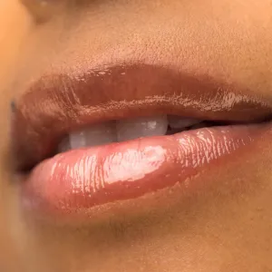 theBalm Plump Your Pucker Lip Gloss lesk na pery pre väčší objem odtieň Giddy-Up 2.7 ml