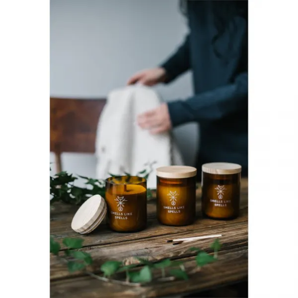 Smells Like Spells Norse Magic Frigga vonná sviečka s dreveným knotom (home/partnership) 200 g