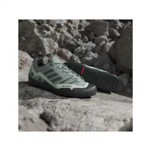 Pánska nízka turistická obuv ADIDAS Terrex Swift Solo 2.0 silver green legend ivy linen green