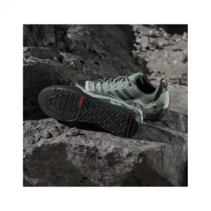 Pánska nízka turistická obuv ADIDAS Terrex Swift Solo 2.0 silver green legend ivy linen green