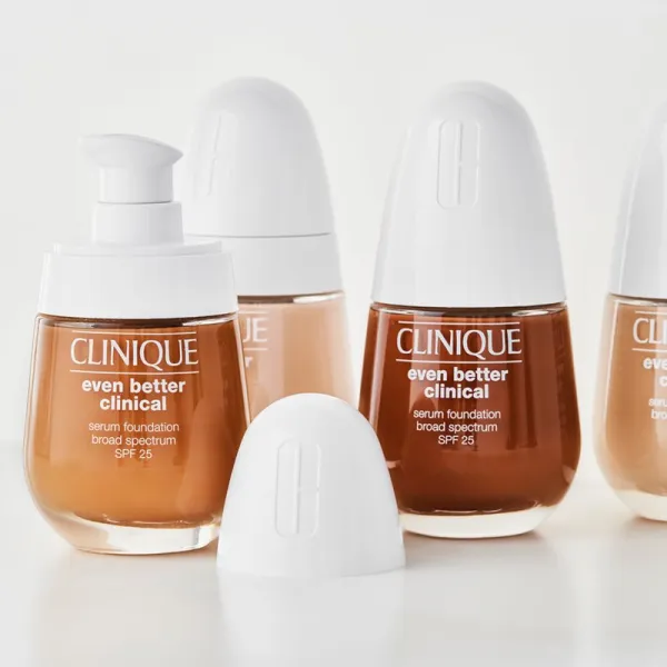 Clinique Even Better™ Clinica Serum Foundation ošetrujúci make-up SPF 20 odtieň WN 12 Meringue 30 ml