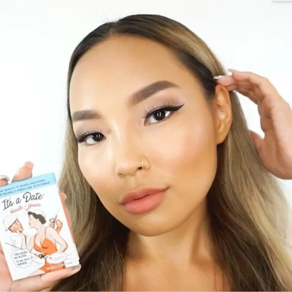 theBalm It's a Date® lícenka a očné tiene v jednom odtieň It's a Date® 6.5 g