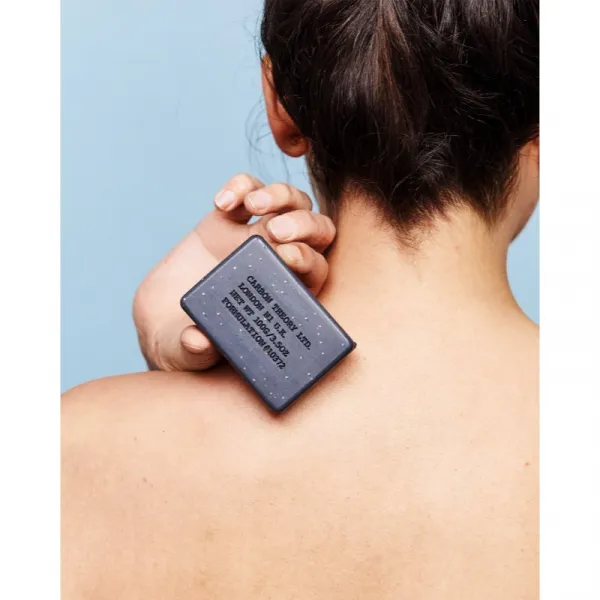 Carbon Theory Charcoal & Tea Tree Oil čistiaci telový peeling pre problematickú a mastnú pokožku 100 g