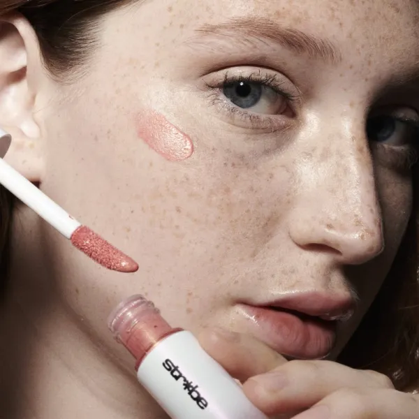 MAC Cosmetics Strobe Liquid Blush tekutá lícenka odtieň Ice Gleam 4.3 ml