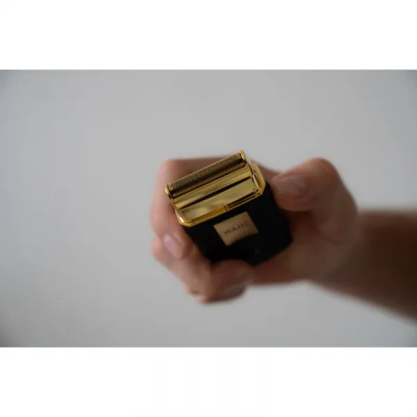 Cestovný holiaci strojček Wahl 7057-016 TravelShaver Gold
