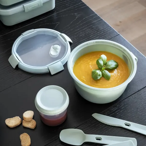 CURVER Dóza SMART TO GO ECO 1,6l guľatá s príborom, mištičkou a táckou | zelená