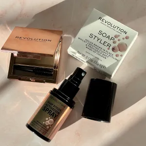 Revolution Soap Styler Activation Spray sprej na obočie