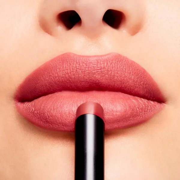 MAC Cosmetics Powder Kiss Velvet Blur Slim Stick matný hydratačný rúž odtieň Peppery Pink 2 g