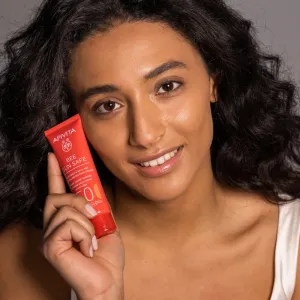 Apivita Bee Sun Safe Anti-Spot and Anti-Age Tinted Face Cream SPF50 ochranný tónovací krém na tvár SPF 50 odtieň Golden 50 ml