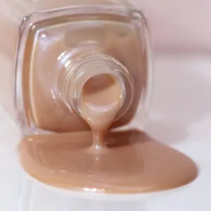 LONDONTOWN Kur Illuminating Nail Concealer rozjasňujúci lak na nechty odtieň Bare 12 ml