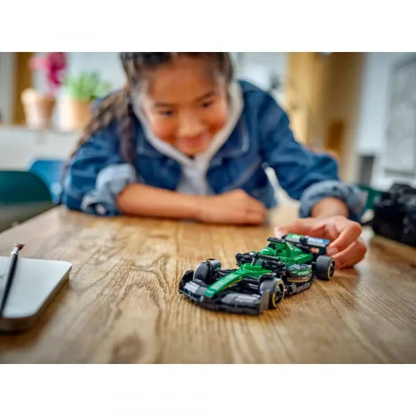 LEGO® Speed Champions 77245 Pretekárske auto Aston Martin Aramco F1® AMR24