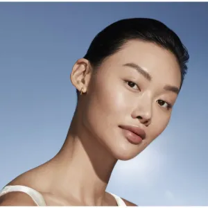 Estée Lauder Futurist SkinTint Serum Foundation With Botanical Oil Infusion SPF 20 ošetrujúci make-up SPF 20 odtieň 3C2 Pebble 30 ml