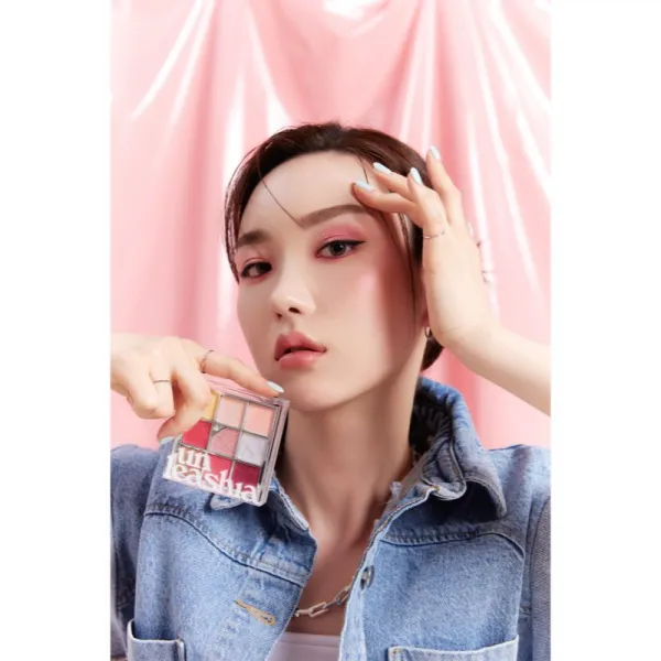 Unleashia Glitterpedia Eye Palette paletka očných tieňov odtieň No.7 All of Peach Ade 6.2 g