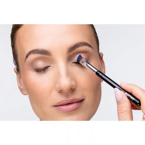 Notino Makeup Brushes Professional Angled Eyeshadow Shader Make-Up Brush 203 štetec na očné tiene 1 ks