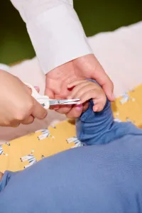 Tommee Tippee Basic detské nožničky s guľatou špičkou 0m+ 1 ks