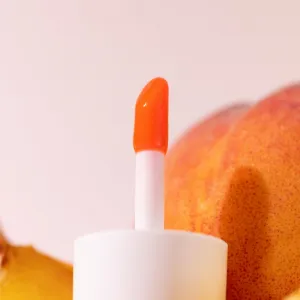 essence WHAT A TINT! tekutá lícenka a lesk na pery odtieň 03 Peachy Vibes 4.9 ml