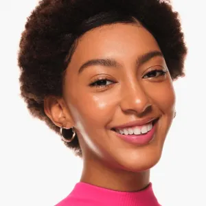 essence Juicy Berry Tinted tekutá lícenka a lesk na pery 3 g