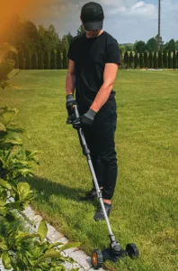 Akumulátorový vyžínač trávy 21V s kolieskami + príslušenstvo