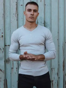 Jednofarebný pánsky sveter sivý