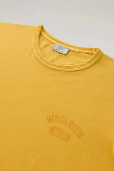 Tričko Woolrich Garment Dyed Logo T-Shirt Golden Glow