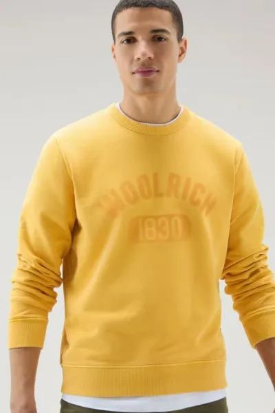 Mikina Woolrich Garment Dyed Logo Crewneck Golden Glow