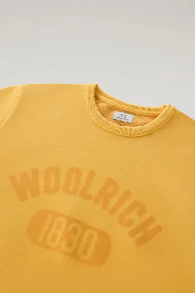 Mikina Woolrich Garment Dyed Logo Crewneck Golden Glow