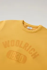 Mikina Woolrich Garment Dyed Logo Crewneck Golden Glow