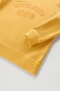 Mikina Woolrich Garment Dyed Logo Crewneck Golden Glow