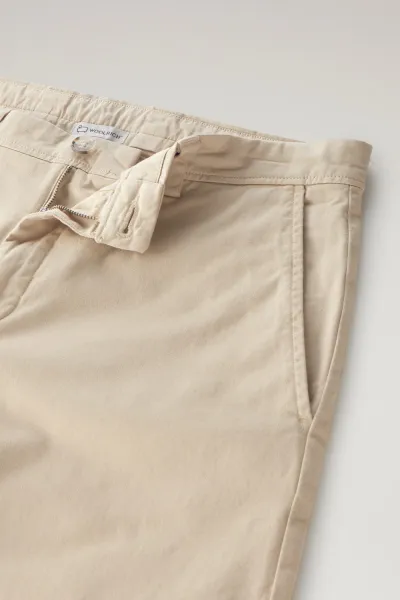 Šortky Woolrich Classic Chino Short Beach Sand