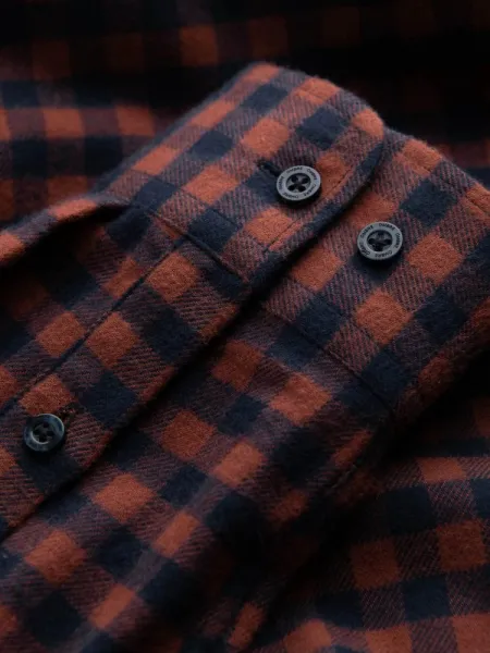 Trendy pánska košeľa s károvaným vzorom granátovo oranžová