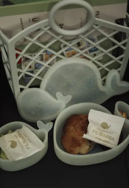 FILIBABBA Sada 2 silikónových mini boxov na občerstvenie – Christian the Whale – Confetti
