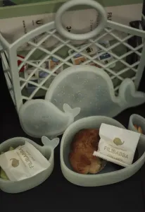 FILIBABBA Sada 2 silikónových mini boxov na občerstvenie – Christian the Whale – Confetti