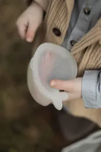 FILIBABBA Sada 2 silikónových mini boxov na občerstvenie – Christian the Whale – Confetti