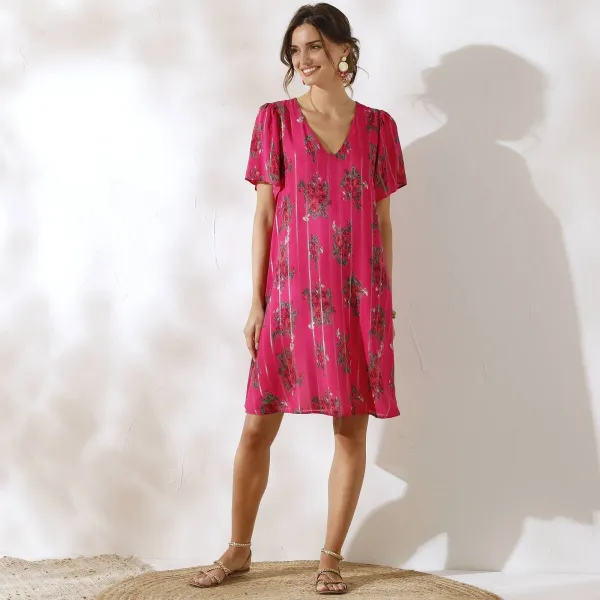 Krátke šaty s potlačou a motýlími rukávmi