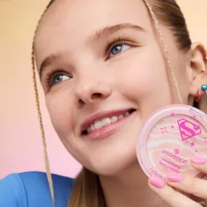 essence Superman kompaktný púder pre rozjasnenie pleti 6 g