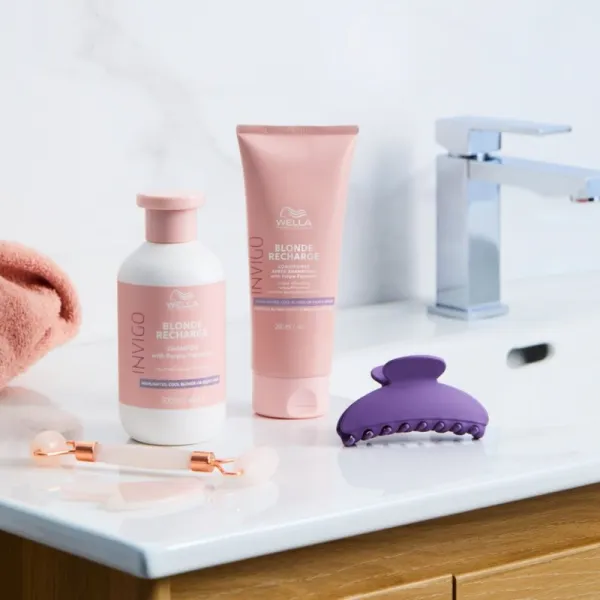 Wella Professionals Invigo Blonde Recharge šampón pre blond vlasy neutralizujúci žlté tóny 300 ml